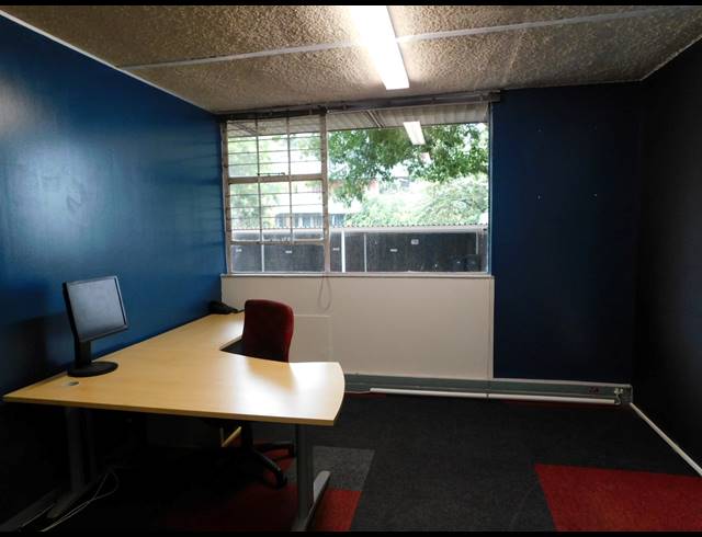 1,005M² OFFICE TO LET IN FERNDALE